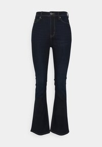 Jeans acampanados de mezclilla oscura con cintura alta, que cuentan con bolsillos frontales y costuras en contraste, textura suave y un corte clásico.