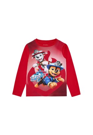 Rotes Langarm-T-Shirt mit Cartoon-Hunden in Feuerwehranzügen, mit einem Übergang von rotem zu pinkem Hintergrund und grafischen Fahrzeugdetails.