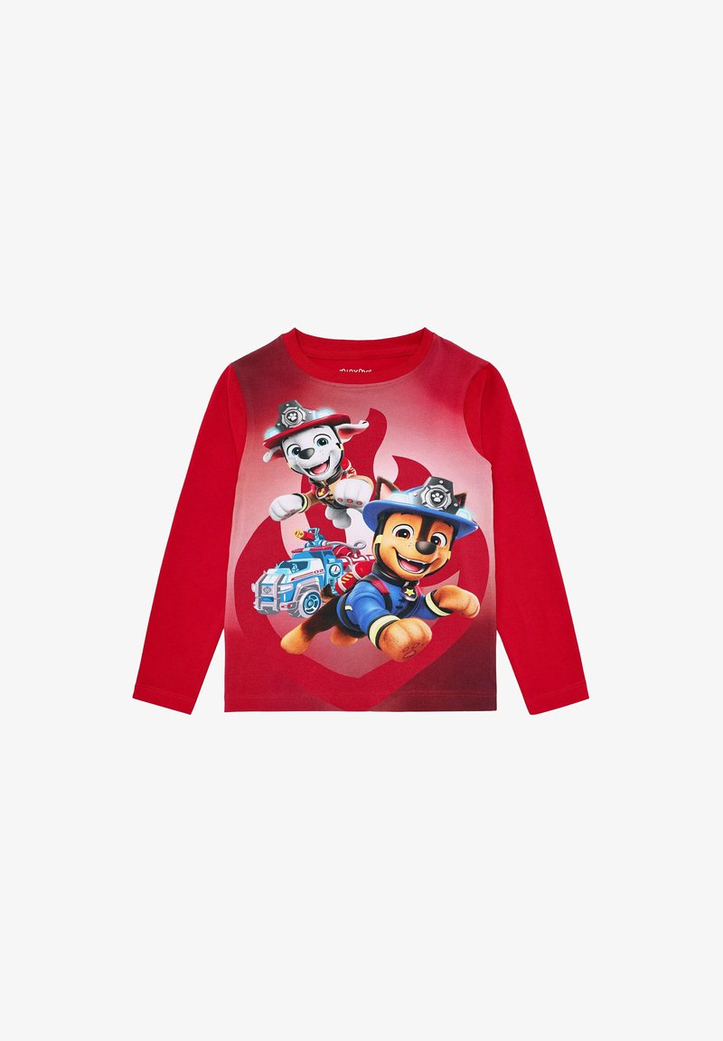 Rotes Langarm-T-Shirt mit Cartoon-Hunden in Feuerwehranzügen, mit einem Übergang von rotem zu pinkem Hintergrund und grafischen Fahrzeugdetails.