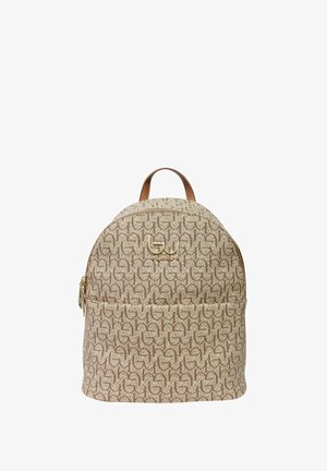 Beiger und braun gemusterter Rucksack mit Tragegriff oben, vorderer Reißverschlusstasche und goldfarbenem Metall-Logoemblem vor weißem Hintergrund.