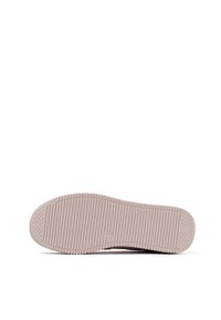 Suola di sneaker beige chiaro con una superficie di gomma testurizzata, caratterizzata da scanalature orizzontali e verticali per una maggiore aderenza e stabilità.
