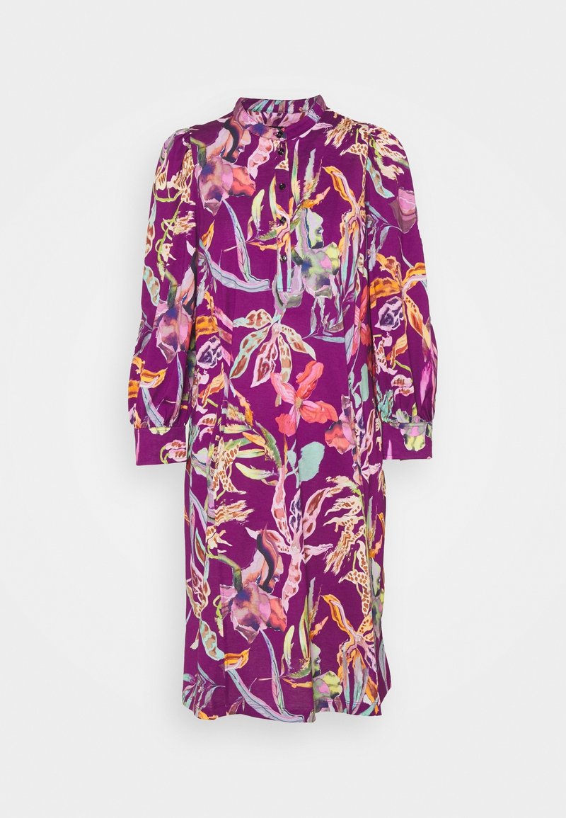 Ein lila Kleid mit einem floralen Muster in lebhaften Farben, einem Stehkragen, einer durchgehenden Knopfleiste und langen Puffärmeln.