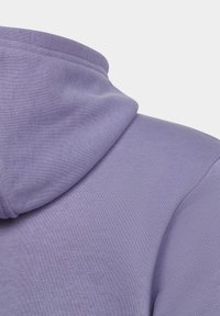 Fialová mikina s texturovanou látkou, žebrovaným výstřihem a kapucí. Design je jednoduchý s hladkým povrchem bez viditelných vzorů.