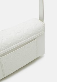 Calvin Klein MUST MINI BAG MONO - Umhängetasche - marshmallow