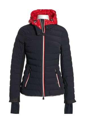 Schwarze gesteppte Jacke mit roter Kapuze, Frontreißverschluss mit weiß-rotem Besatz und Reißverschlusstaschen an den Seiten an einer weißen Schaufensterpuppe.