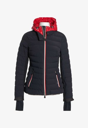 Schwarze gesteppte Jacke mit roter Kapuze, Frontreißverschluss mit weiß-rotem Besatz und Reißverschlusstaschen an den Seiten an einer weißen Schaufensterpuppe.
