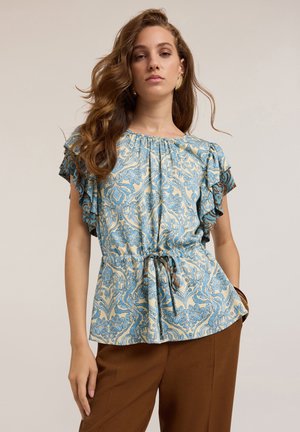 Blauw en crèmekleurig gebloemd blouse met gerimpelde mouwen, verzamelde halslijn en aangesloten tailleband. Draag het met een paar bruine broeken. Gladde stoftextuur.