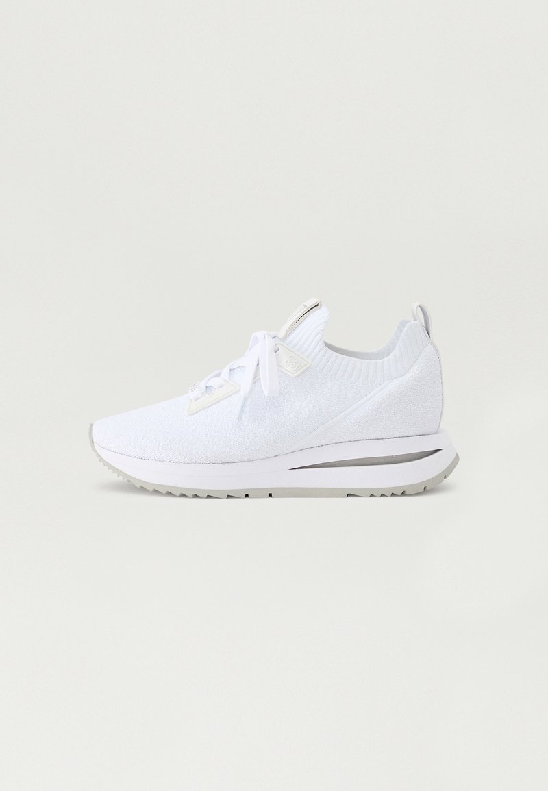 Fehér sportcipő texturált kötött felsőrésszel, lapos fűzőkkel és ezüst színű kiegészítőkkel a talpon. Tartós gumi talppal rendelkezik.