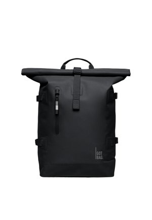 Sort roll-top rygsæk med front lodret lynlåslomme, justerbare sidelommer, top håndtag og "GOT BAG" logo i nederste højre hjørne.