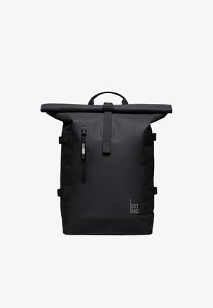 Czarny plecak z rolowanym zamknięciem, przednią pionową kieszenią na zamek, regulowanymi bocznymi paskami, górnym uchwytem i logo "GOT BAG" w prawym dolnym rogu.