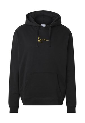 Schwarzer Hoodie mit langen Ärmeln, Fronttasche, verstellbarer Kordel am Kapuzenrand und kleinem gelbem Logo in kursiver Schrift mittig auf der Brust.