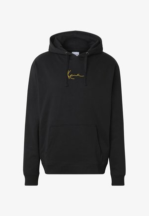 Must pika varrukaga kapuutsiga dressipluus esiküljel taskuga, reguleeritava paelaga kapuuts ja väike kollane kursiivis brändi logo rinna keskosas.