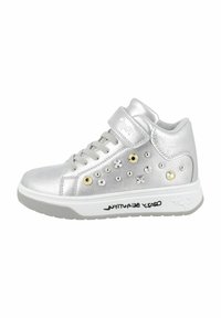 Sneaker alta argento con finitura metallica testurizzata, caratterizzata da borchie decorative, una fibbia in velcro e una suola bianca con branding.