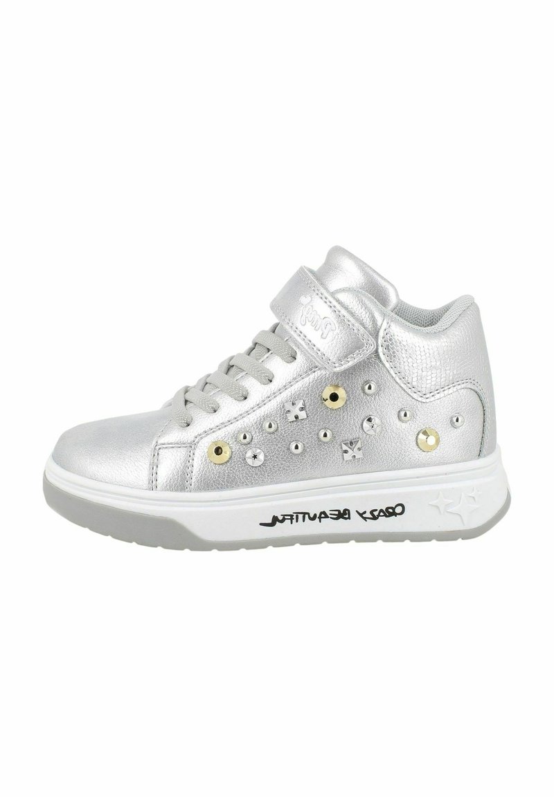 Sneaker alta argento con finitura metallica testurizzata, caratterizzata da borchie decorative, una fibbia in velcro e una suola bianca con branding.