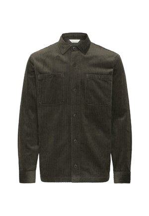 Camisa de pana de color verde oscuro con cierre de botones en la parte delantera, dos bolsillos en el pecho y mangas largas. Tejido de textura acanalada con un cuello con solapa.