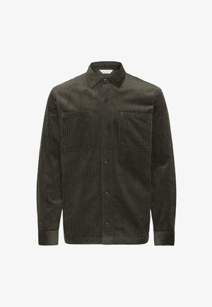 Chemise en velours côtelé vert foncé avec un bouton sur le devant, deux poches poitrine et des manches longues. Tissu texturé à côtes avec un col.