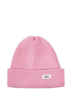 Roze gebreide muts met omslagen rand en klein wit label met de tekst "BIZUU" aan de voorkant.