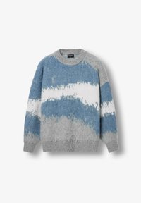 Sweter z dzianiny w odcieniach niebieskiego i szarego z wzorem akwarelowym, okrągłym dekoltem oraz luźnym krojem, z ściągaczami przy mankietach i u dołu.