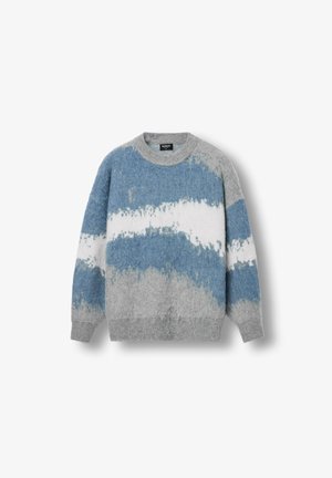 Pleteni pulover u nijansama plave i sive s akvarel uzorkom, okruglim izrezom i slobodnim krojem s rebrastim rukavima i donjim rubom.