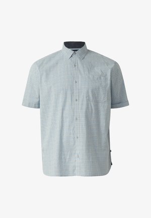 Hellblaues kurzärmeliges Hemd mit karierter Musterung und einer Brusttasche vorne, dargestellt auf weißem Hintergrund.