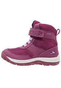 Bota de senderismo infantil en color púrpura con parte superior de malla y sintético, correa de Velcro, pestaña de agarre y suela de goma blanca, vista lateral.