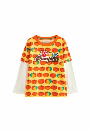 T-shirt orange à manches longues avec un corps jaune, présentant un imprimé de citrouille et un graphisme "Super Citrouille" en texte coloré sur le devant.