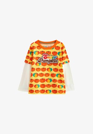 Tricou cu mânecă lungă portocalie, cu corp galben, având un model cu dovleac și grafică "Super Dovleac" în text colorat pe față.