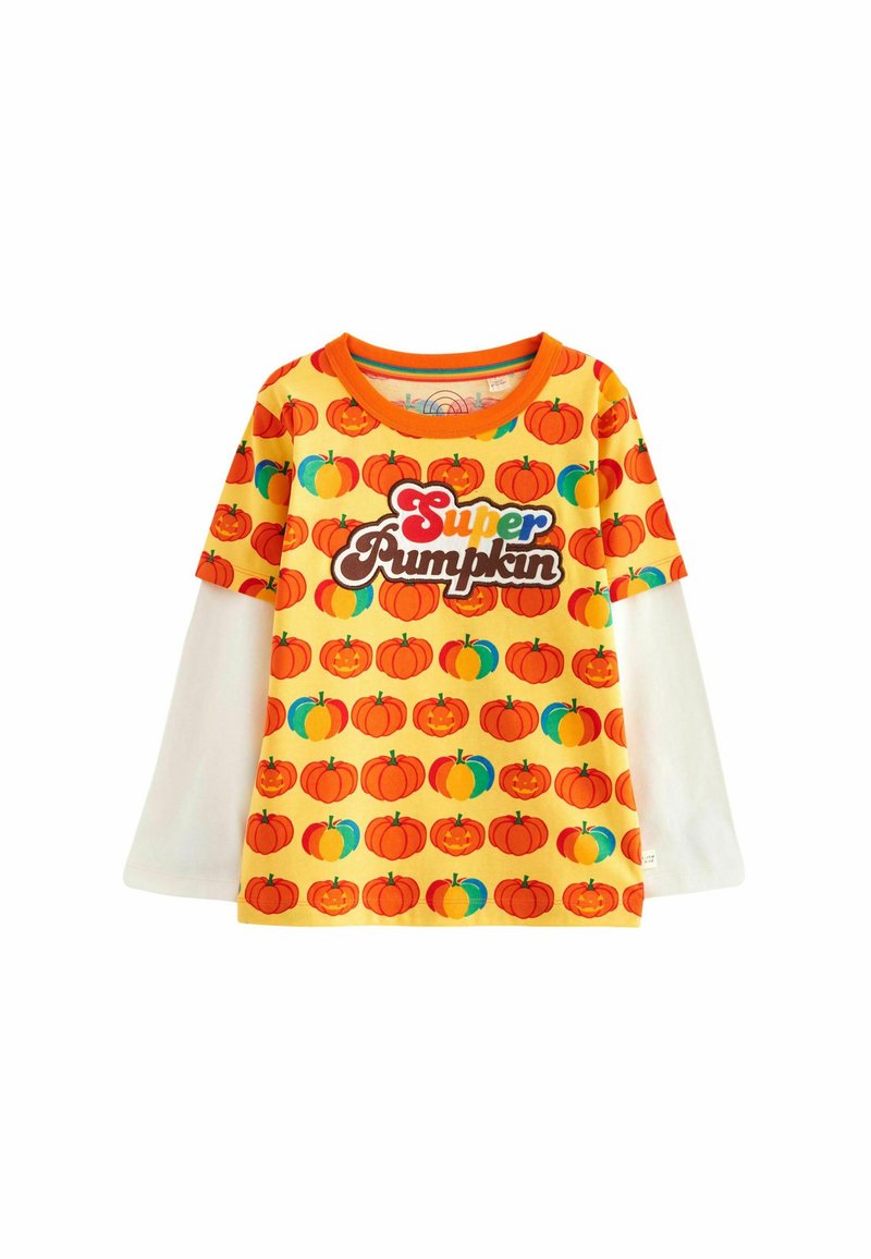 Oranges Langarm-T-Shirt mit gelbem Körper, das einen Kürbisdruck und den Schriftzug "Super Kürbis" in buntem Text auf der Vorderseite zeigt.