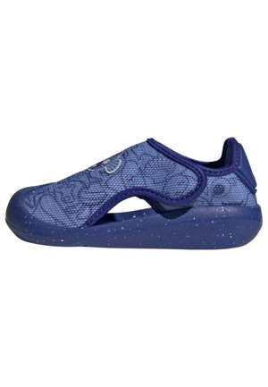 Niebieskie buty wsuwane z materiałową cholewką w wzory, bocznym otworem wentylacyjnym i nakrapianą teksturowaną podeszwą.