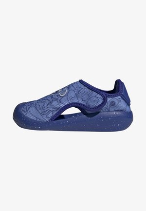 Blauer Slipper mit gemustertem Stoffobermaterial, seitlichem Belüftungsausschnitt und gesprenkelter, strukturierter Sohle.