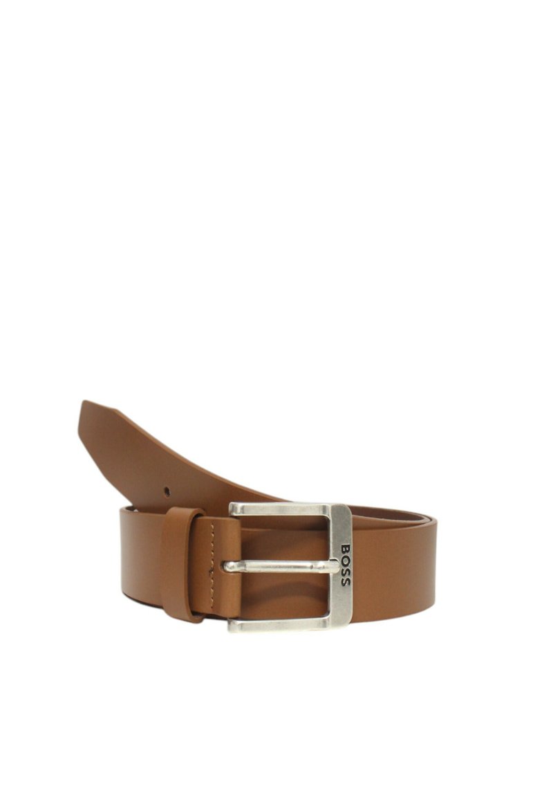 Cintura in pelle marrone con fibbia in metallo argentato, con il nome del marchio inciso sulla fibbia. Texture liscia, design classico e punta affusolata.