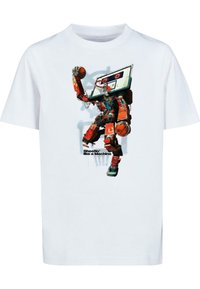 Bílý bavlněný tričko s barevným designem robota v �červené, modré a černé barvě, který drží basketbal s textem "Střílej jako stroj" pod ním.