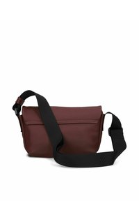 Borsa a spalla bordeaux scuro, realizzata in materiale liscio, con una tracolla nera regolabile e una chiusura con zip, caratterizzata da un singolo accento cucito.