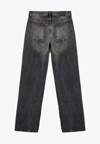 Jeans de pierna ancha en denim negro desgastado, con dos bolsillos traseros, una silueta recta y una textura suave con sutiles detalles de desvanecimiento.