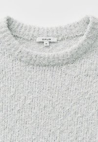 Hellgrauer, strukturierter Strickpullover mit rundem Ausschnitt und einem "OPUS" Markenetikett in Größe 36.