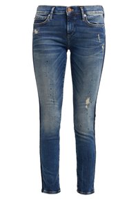 Slim-fit blå denimjeans med slitna lappar, färgfläckar och knäppning i midjan.