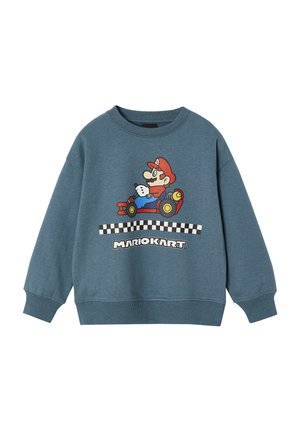 Blaues Sweatshirt mit einem Grafikdruck eines Cartoon-Charakters in einem Go-Kart, mit einem schwarz-weißen Schachbrettmuster und dem Text „MARIOKART“ darunter.