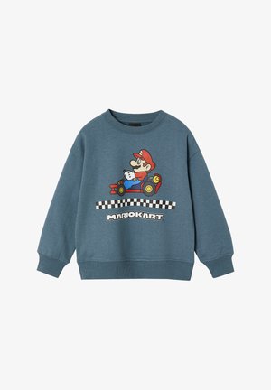 Blaues Sweatshirt mit einem Grafikdruck eines Cartoon-Charakters in einem Go-Kart, mit einem schwarz-weißen Schachbrettmuster und dem Text „MARIOKART“ darunter.