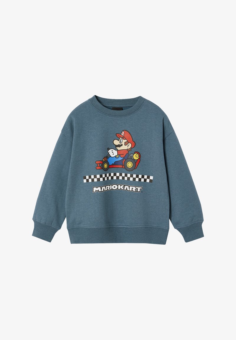 Blaues Sweatshirt mit einem Grafikdruck eines Cartoon-Charakters in einem Go-Kart, mit einem schwarz-weißen Schachbrettmuster und dem Text „MARIOKART“ darunter.