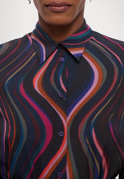 Mitmekesine nööpidega särk mustal taustal, kus on lainelised jooned roosa, lilla ja rohelise tooni; lilla nööbid ja krae.