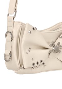 Väska i krämfärgat konstläder med rosettform, silverfärgade detaljer, nitar och metallringar, med dragkedjestängning.