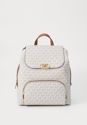 Witte en beige Michael Kors rugzak met MK-monogram, gouden logoklem, voorvak met rits en lichte leren bovenhandvat tegen een witte achtergrond.