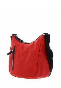 Sac d'épaule en nylon rouge avec bandoulière ajustable noire, forme semi-arrondie, et une poche avant zippée avec un élégant accent noir.