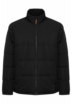 Melns polsterēts jakas ar augstu apkakli, priekšējo rāvējslēdzēju un sānu kabatām. Ievietoti horizontāli kvadrāti un ādas akcenti.