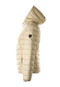 Bežinė paminkštinta striukė su horizontaliais siūlais, gobtuvu, užtrauktuku užsegama šonine kišene ir maža juoda logotipo etikete ant viršutinio rankovės šono, rodoma iš kairės pusės.