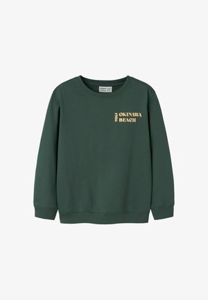 Felpa verde scuro a manica lunga con scritta gialla "OKINAWA BEACH 1986" nella parte superiore sinistra del petto, scollo rotondo e polsini a costine.
