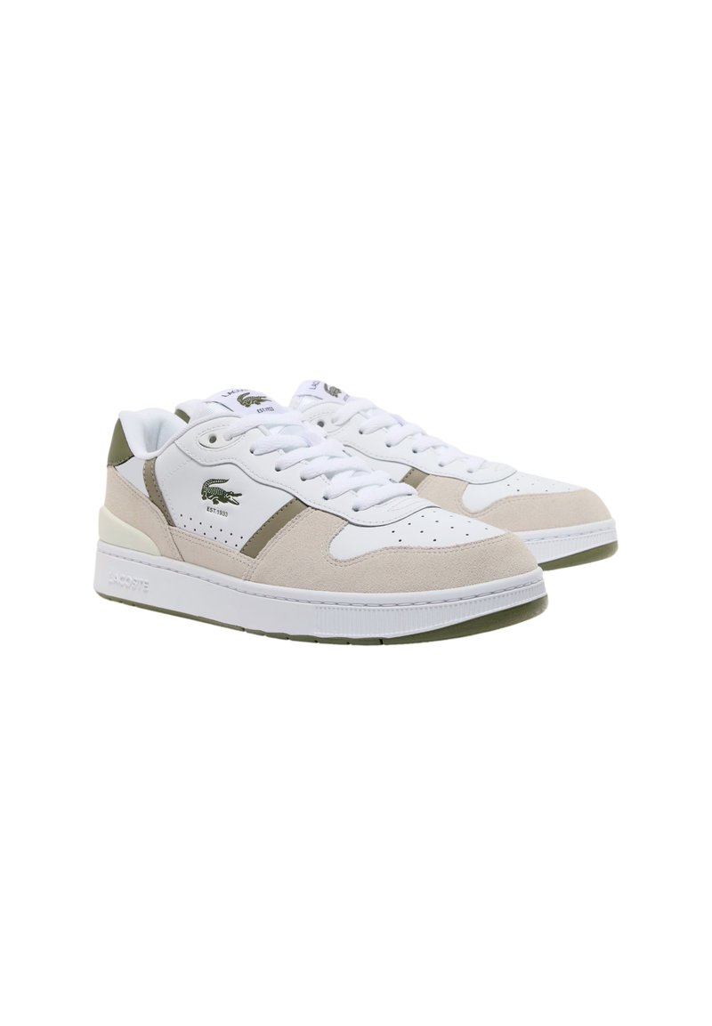 Lacoste-sneakers med en hvid læderoverdel med beige ruskindsdetaljer, grønt logo og hælflap, rund tå og en gummisål.