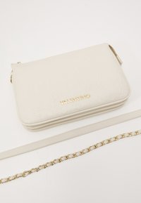 Vit strukturerad lädercrossbody-väska med pr präglad "Valentino"-logga och detaljer i guldton. Inkluderar en avtagbar kedja och axelrem.