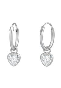 Zilveren oorringen met een hangertje in de vorm van een hartvormige transparante edelsteen, met gepolijst metaal en een gladde textuur. Simpel en elegant ontwerp.
