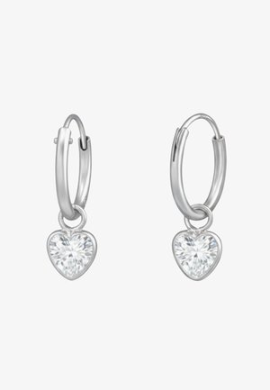 Orecchini a cerchio in argento con pendente a forma di cuore in pietra preziosa trasparente, metallo lucido e texture liscia. Design semplice ed elegante.